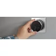 Termostat digital programabil smart, fără fir, pentru încălzire și răcire, WiFi + Zigbee 2,4 GHz, cu baterie Li-Ion reîncărcabilă wireless, SALUS IT800WIFI – detaliu ecran negru și inel metalic